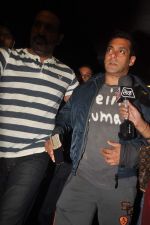 Salman Khan returns from Germany at the Airport on 21st Oct 2011 (10).JPG